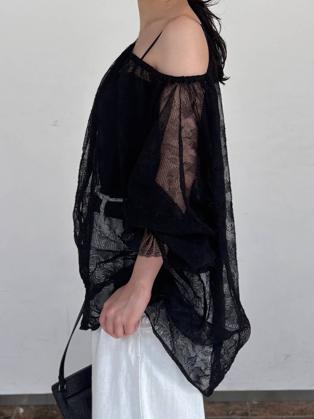ホワイト系のデニムパンツ、ブラック系のTシャツ/カットソーを着用したレディースの夏コーディネートの6枚目の写真