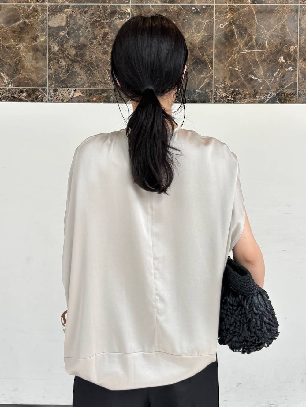 グレー系のシャツ/ブラウス、ブラック系のその他パンツ、グレー系のネックレスを着用したレディースの夏コーディネートの8枚目の写真