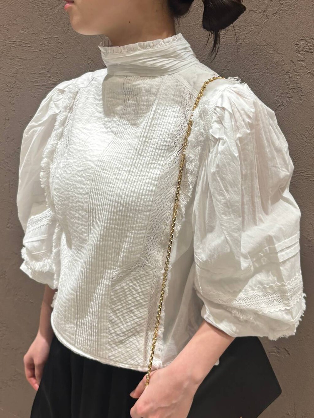 ホワイト系のシャツ/ブラウスを着用したレディースの春コーディネートの4枚目の写真