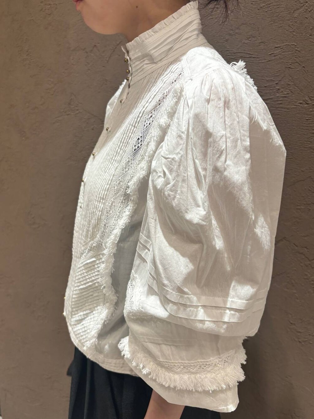 グレー系のスラックス、ホワイト系のシャツ/ブラウスを着用したレディースの春コーディネートの7枚目の写真