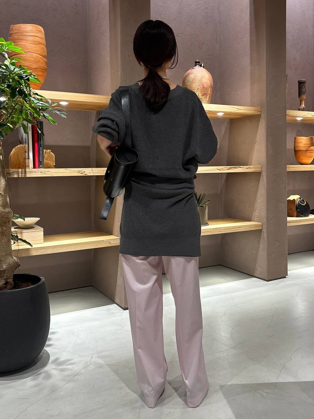 ピンク系のその他パンツ、グレー系のニット/セーター、グレー系のカーディガン/ボレロを着用したレディースの夏コーディネートの3枚目の写真
