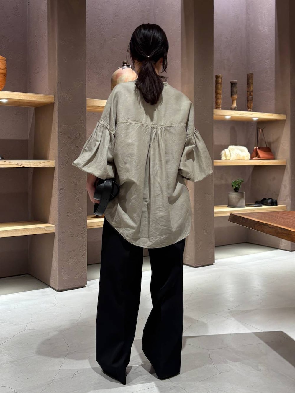 グリーン系のシャツ/ブラウス、ブラック系のスラックスを着用したレディースの春コーディネートの4枚目の写真