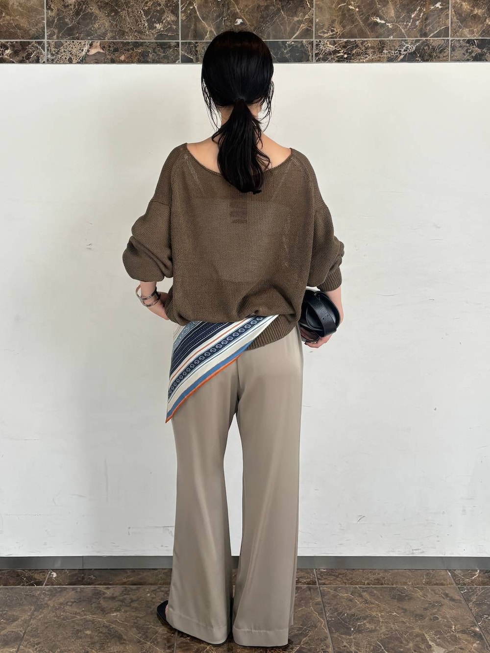 グレー系のその他パンツ、グレー系のネックレス、グレー系のバングル/リストバンドを着用したレディースの夏コーディネートの4枚目の写真