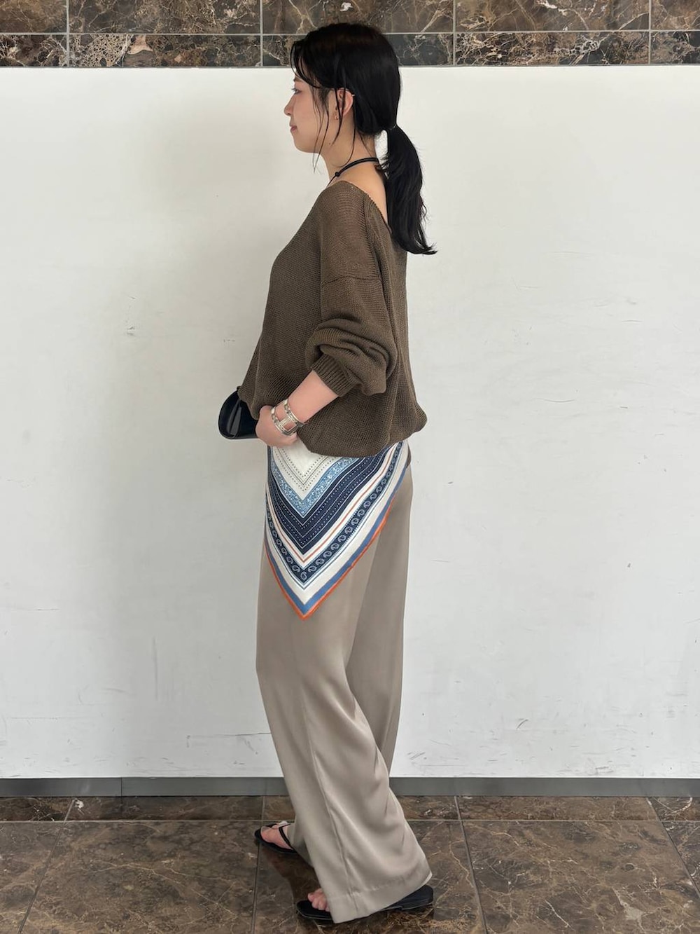グレー系のその他パンツ、グレー系のネックレス、グレー系のバングル/リストバンドを着用したレディースの夏コーディネートの3枚目の写真