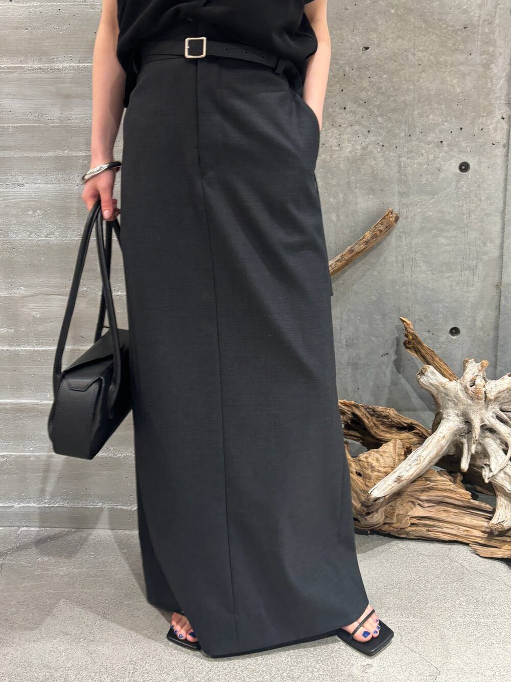 ブラック系のカーディガン/ボレロ、グレー系のスカートを着用したレディースの夏コーディネートの5枚目の写真