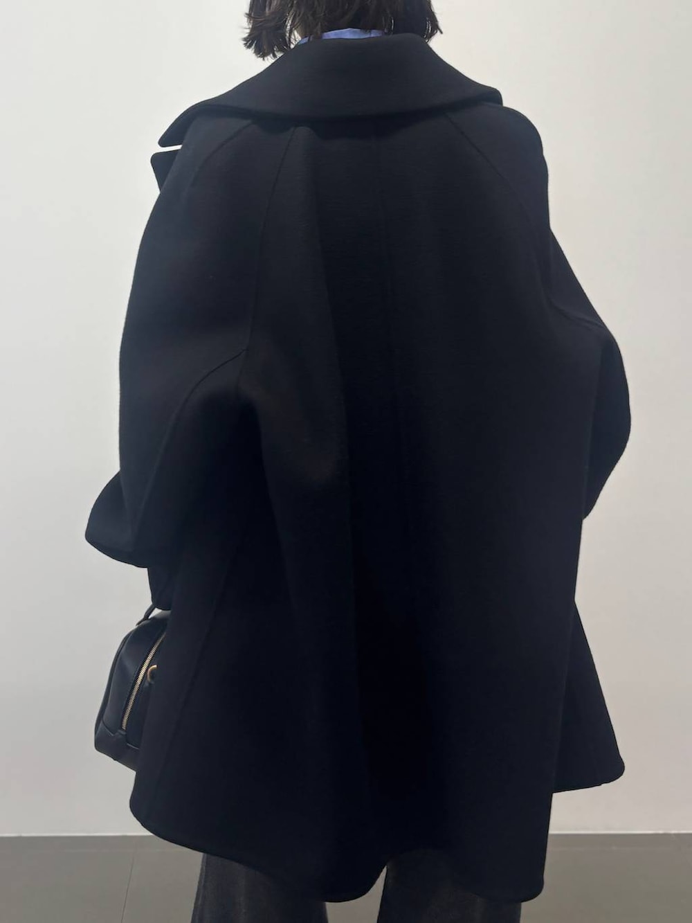 グレー系のその他パンツ、ブラック系のピーコート、グレー系のストール/ショールを着用したレディースの秋コーディネートの6枚目の写真