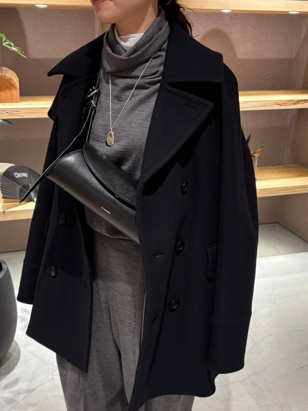 ホワイト系のその他トップス、グレー系のその他パンツ、グレー系のニット/セーターを着用したレディースの秋コーディネートの4枚目の写真