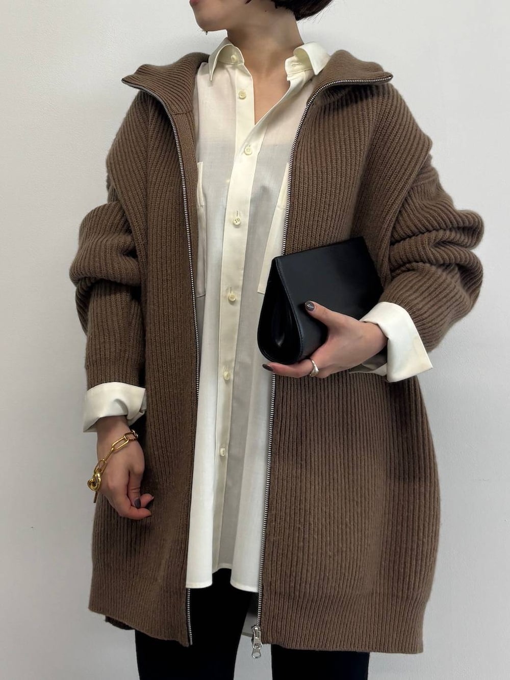 イエロー系のブルゾン、ホワイト系のシャツ/ブラウス、ブラック系のその他パンツを着用したレディースの秋コーディネートの4枚目の写真