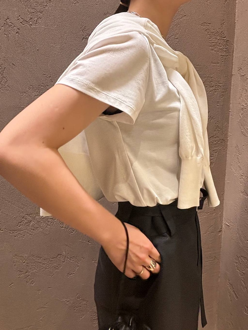 ホワイト系のTシャツ/カットソー、ホワイト系のカーディガン/ボレロ、グレー系のスカートを着用したレディースの夏コーディネートの6枚目の写真