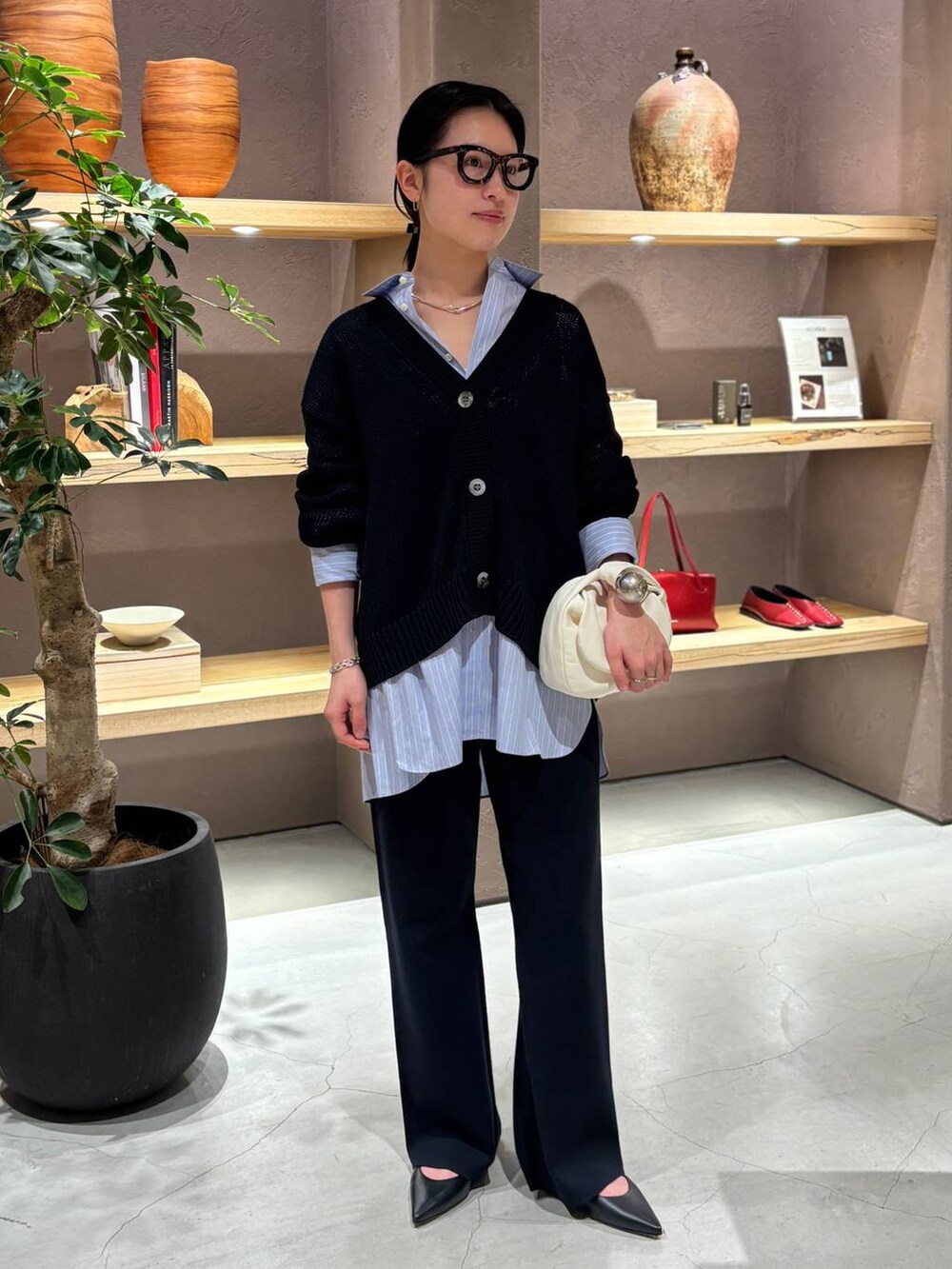 ブルー系のシャツ/ブラウス、ブルー系のカーディガン/ボレロ、ブルー系のその他パンツを着用したレディースの冬コーディネートの2枚目の写真