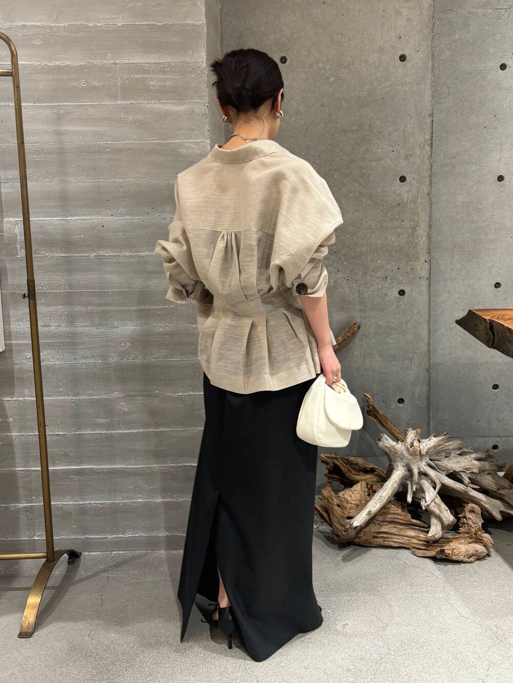 ベージュ系のシャツ/ブラウス、グレー系のスカートを着用したレディースの夏コーディネートの3枚目の写真