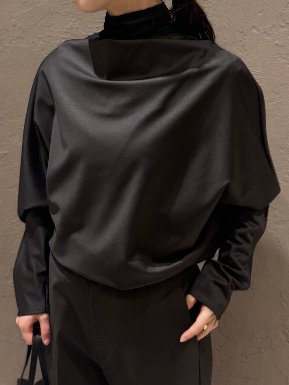 ブラウン系のスラックス、ブラウン系のシャツ/ブラウス、ブラック系のチェスターコートを着用したレディースの秋コーディネートの9枚目の写真