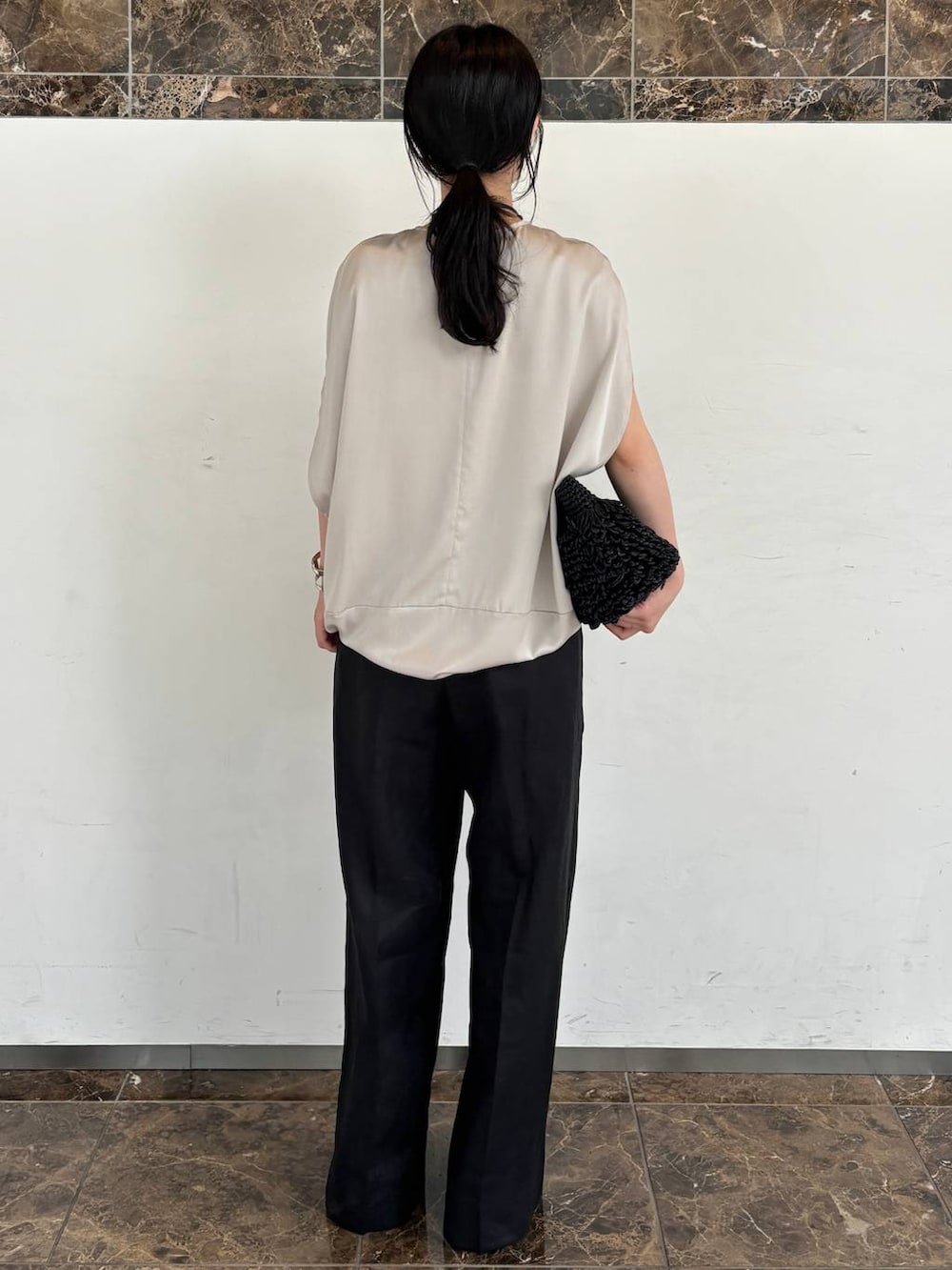 グレー系のシャツ/ブラウス、ブラック系のその他パンツ、グレー系のネックレスを着用したレディースの夏コーディネートの4枚目の写真