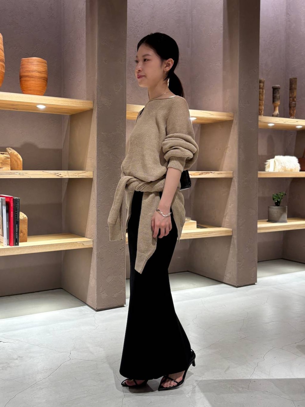 ベージュ系のニット/セーター、ベージュ系のカーディガン/ボレロを着用したレディースの春コーディネートの3枚目の写真