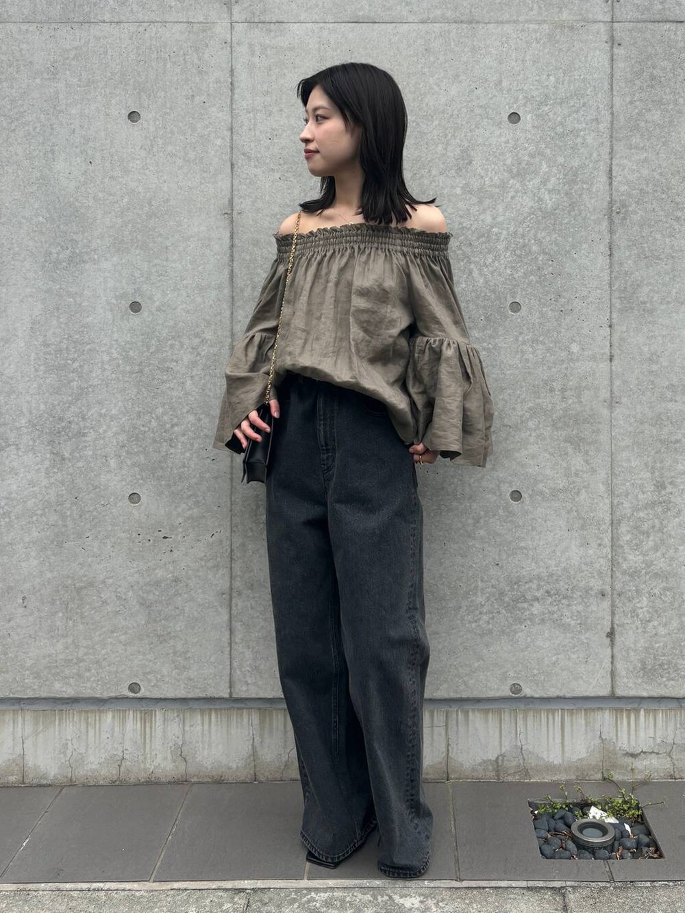 ブラック系のデニムパンツ、グリーン系のシャツ/ブラウスを着用したレディースの春コーディネートの2枚目の写真