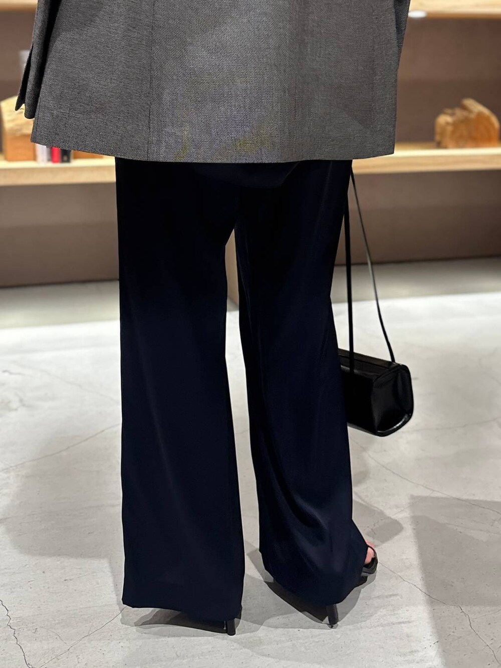 ブルー系のその他パンツ、ブルー系のシャツ/ブラウス、ホワイト系のテーラードジャケットを着用したレディースの春コーディネートの8枚目の写真