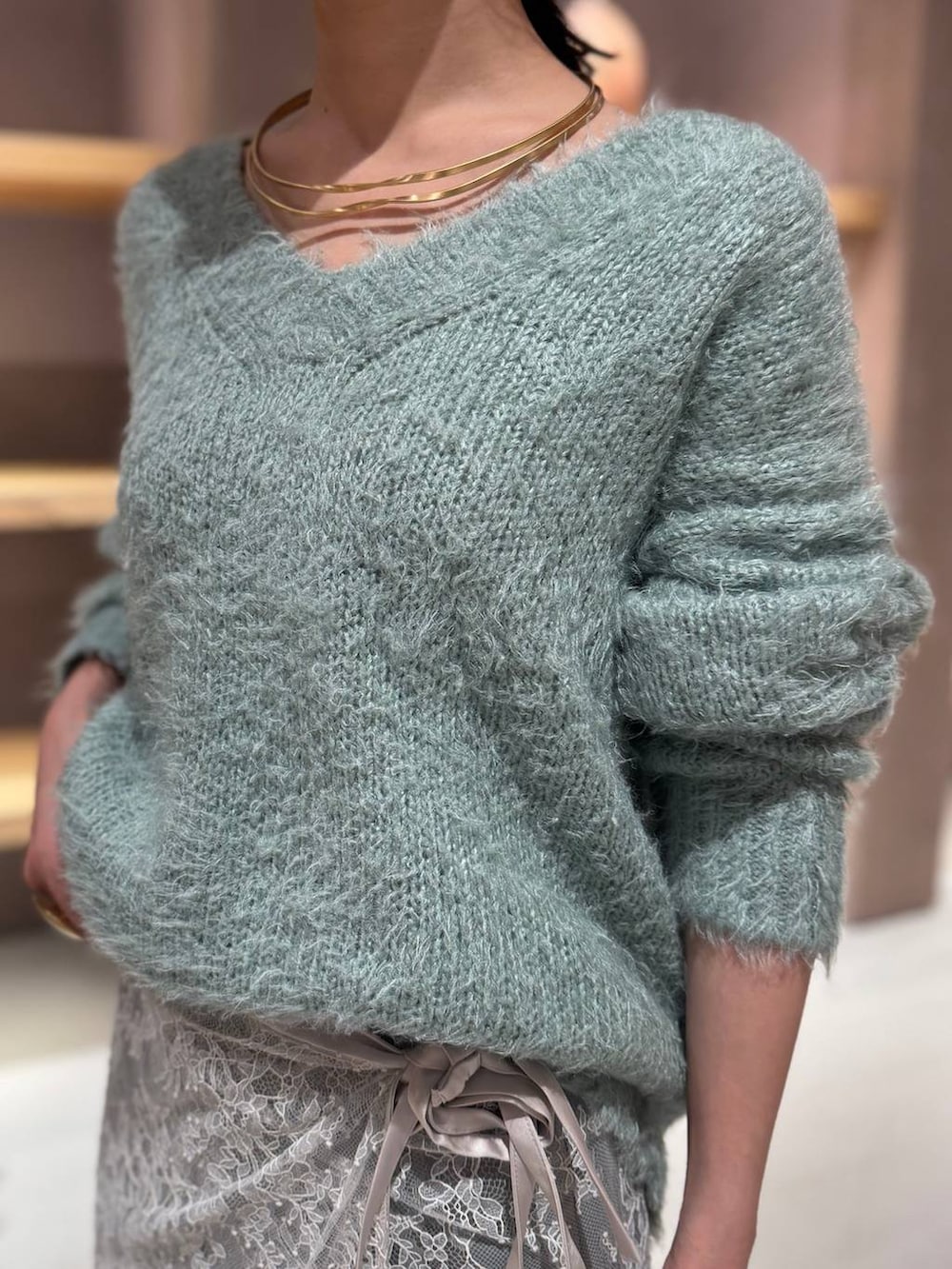 グレー系のスカート、グリーン系のニット/セーター、グリーン系のその他パンツを着用したレディースの秋コーディネートの8枚目の写真