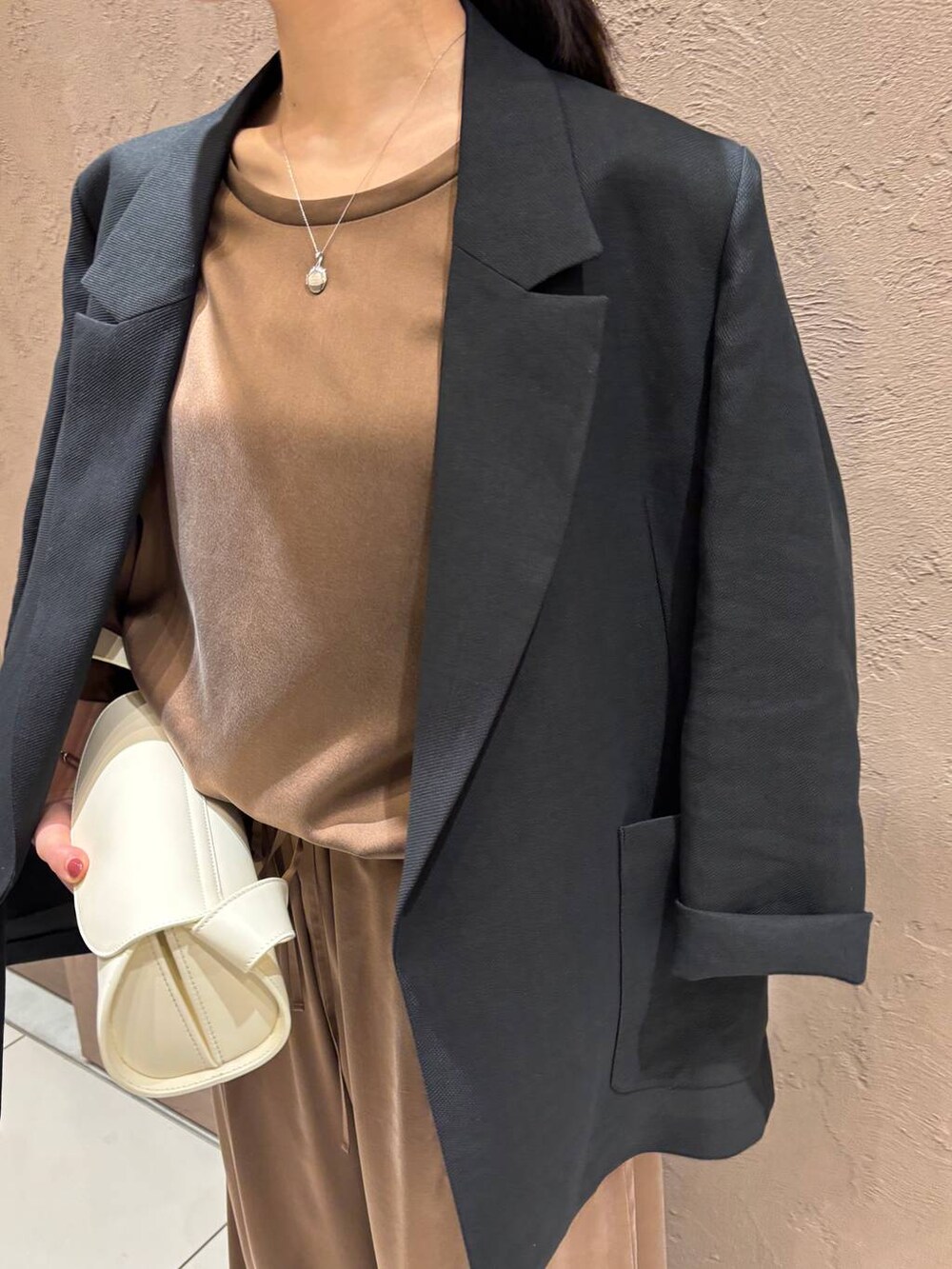 ブラウン系のその他パンツ、ブラウン系のTシャツ/カットソー、ブラック系のテーラードジャケットを着用したレディースの夏コーディネートの4枚目の写真