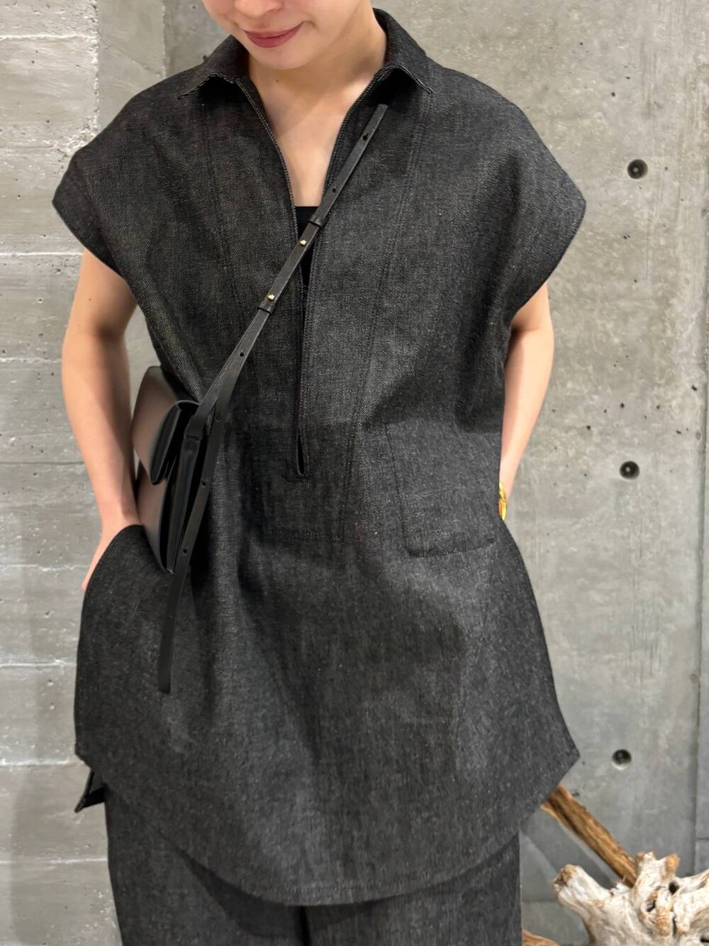 ブラック系のシャツ/ブラウス、ブラック系のデニムパンツを着用したレディースの夏コーディネートの5枚目の写真