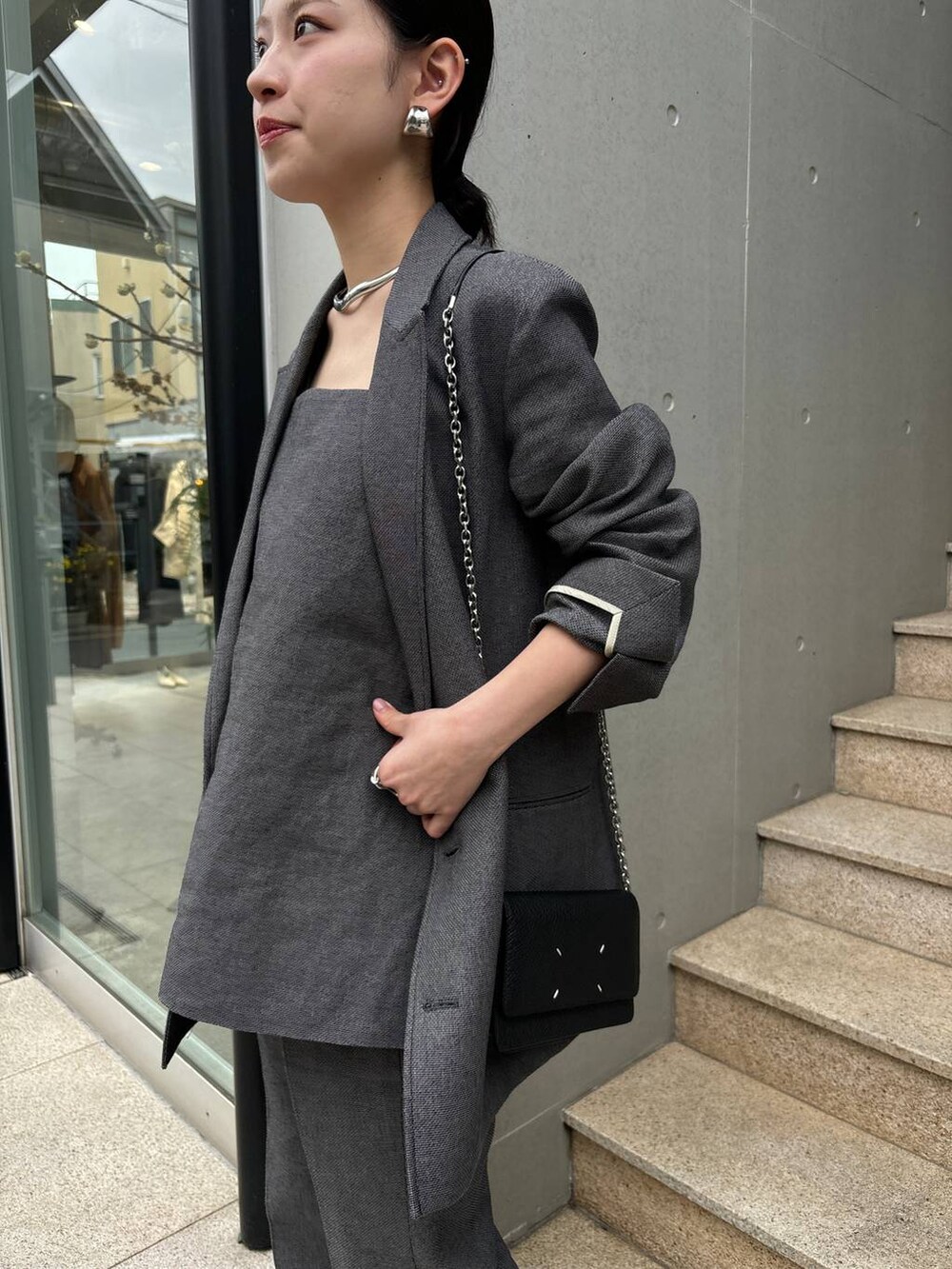 ブラック系のテーラードジャケット、ブラック系のその他パンツ、ブラック系のベストを着用したレディースの春コーディネートの7枚目の写真