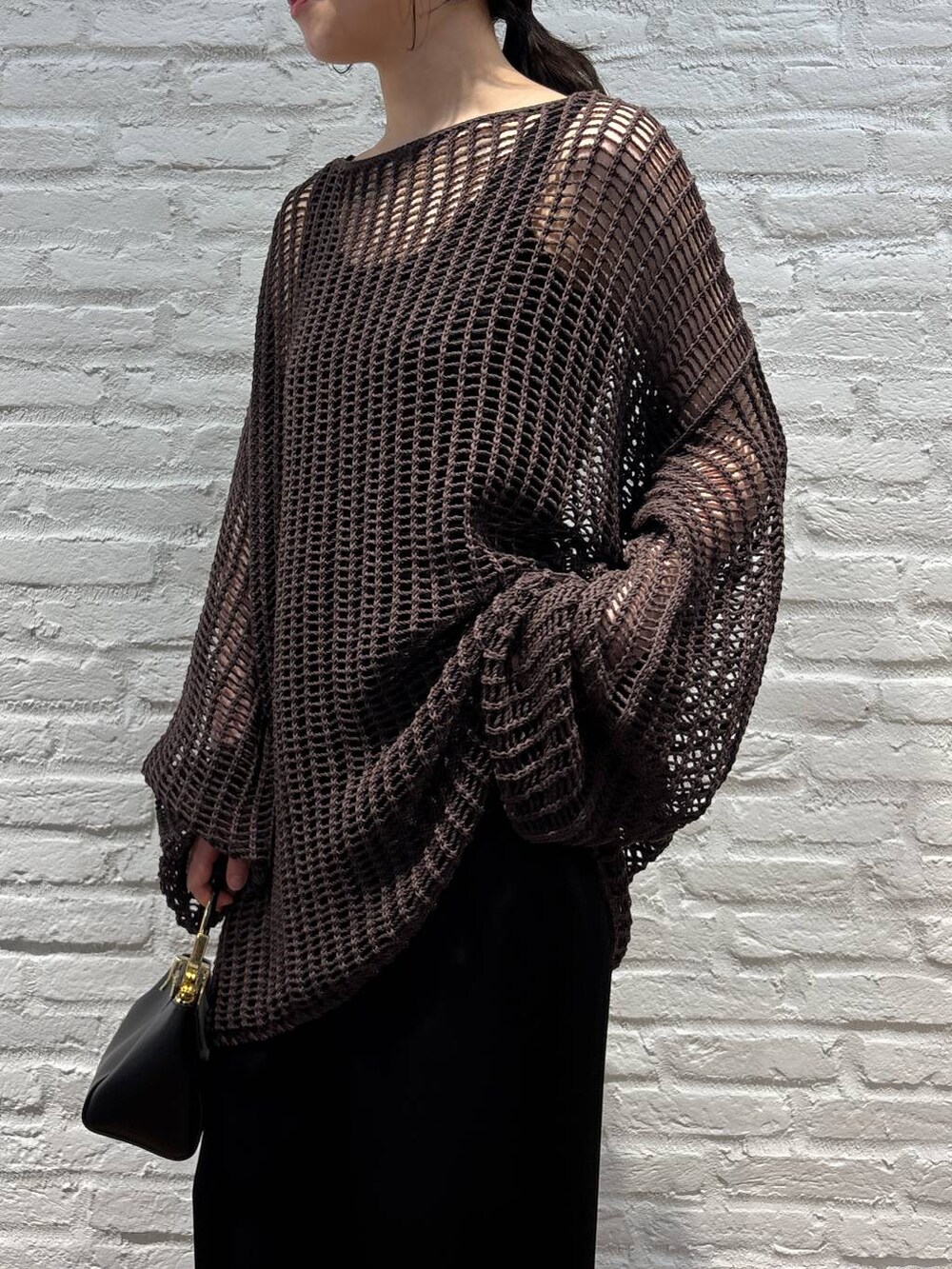 ブラック系のその他パンツ、ブラック系のタンクトップ、ブラウン系のニット/セーターを着用したレディースの春コーディネートの5枚目の写真