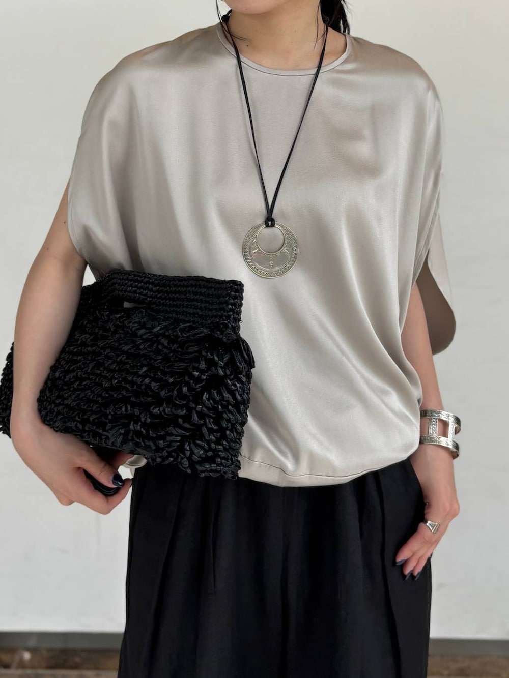 グレー系のシャツ/ブラウス、ブラック系のその他パンツ、グレー系のネックレスを着用したレディースの夏コーディネートの5枚目の写真