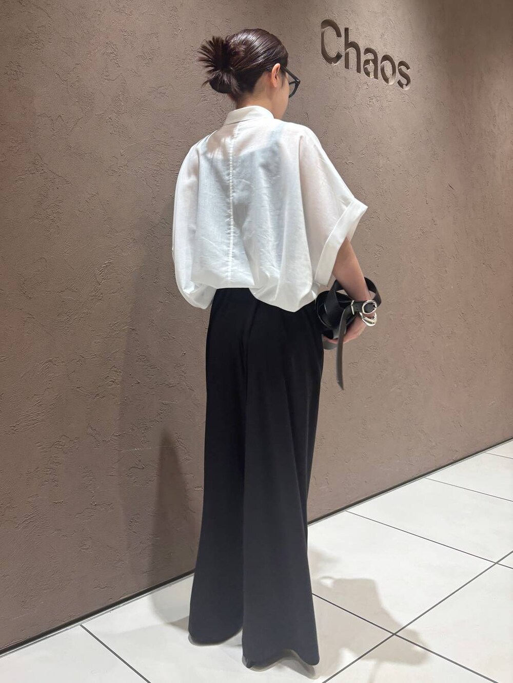 グレー系のその他パンツ、ホワイト系のシャツ/ブラウスを着用したレディースの春コーディネートの4枚目の写真