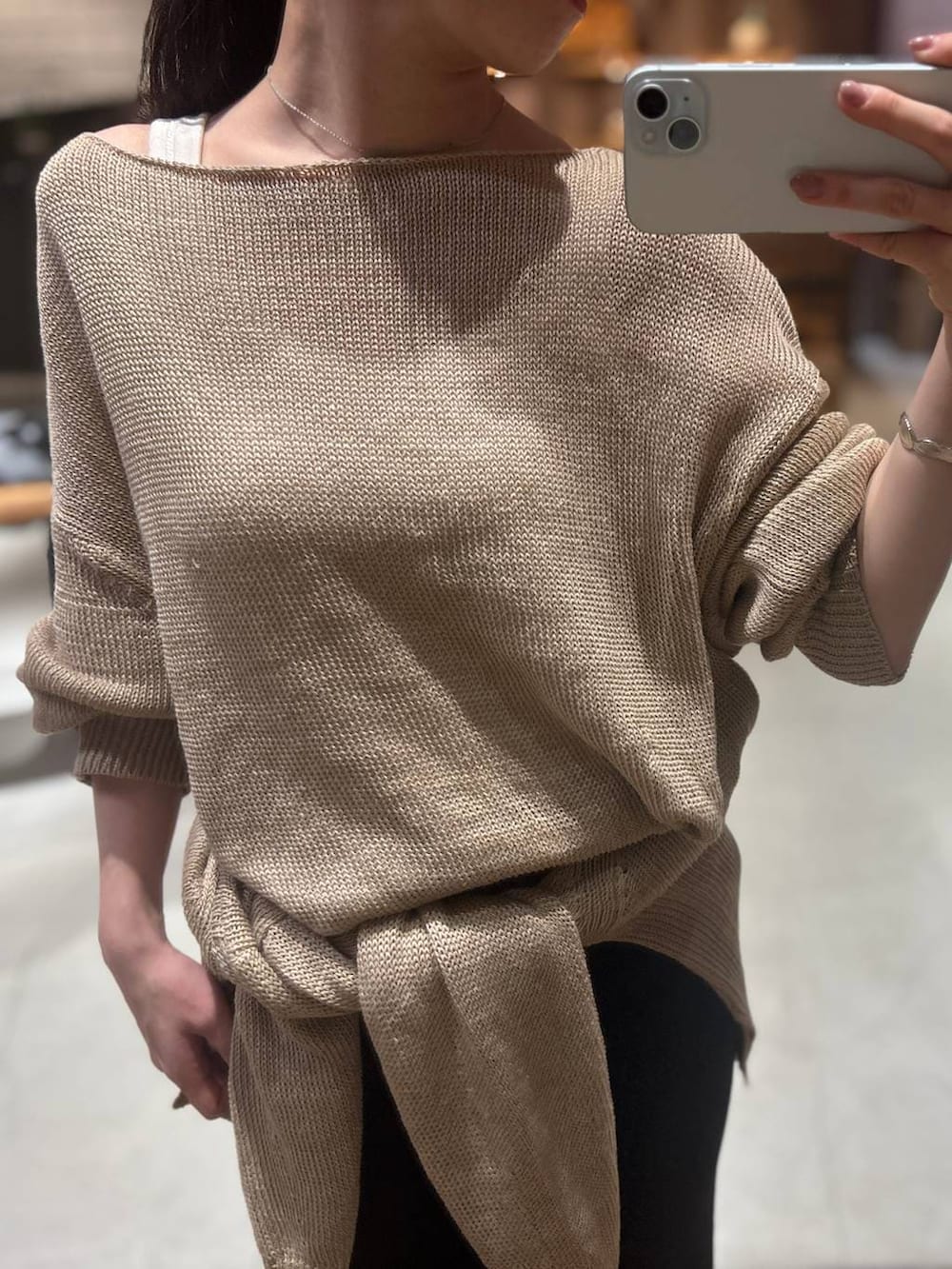 ベージュ系のニット/セーター、ベージュ系のカーディガン/ボレロを着用したレディースの春コーディネートの5枚目の写真