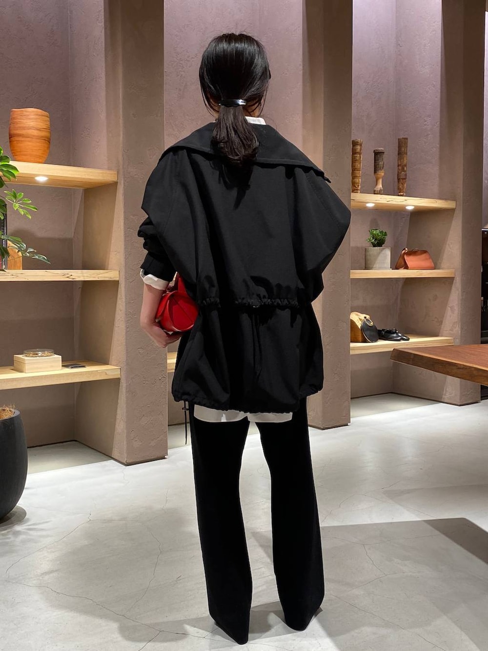 ホワイト系のシャツ/ブラウス、ブラック系のその他パンツ、ブラック系のブルゾンを着用したレディースの冬コーディネートの3枚目の写真