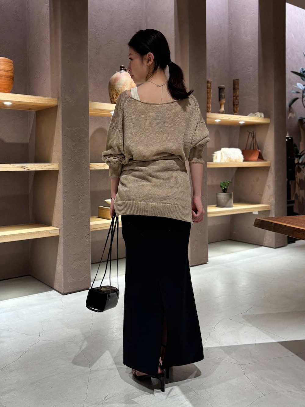 ベージュ系のニット/セーター、ベージュ系のカーディガン/ボレロを着用したレディースの春コーディネートの4枚目の写真