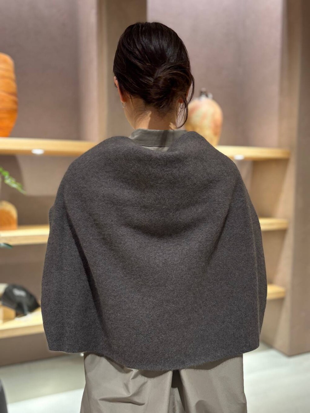 グレー系のニット/セーター、ブラウン系のシャツ/ブラウス、ブラウン系のスカートを着用したレディースの秋コーディネートの5枚目の写真