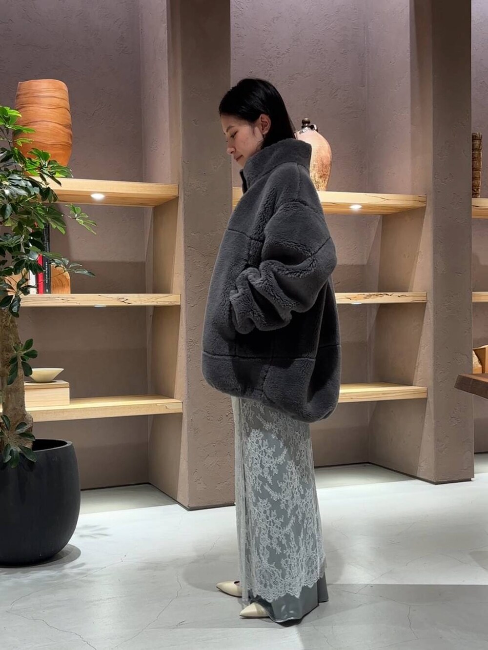 グレー系のスカート、グリーン系のニット/セーター、グリーン系のその他パンツを着用したレディースの秋コーディネートの3枚目の写真