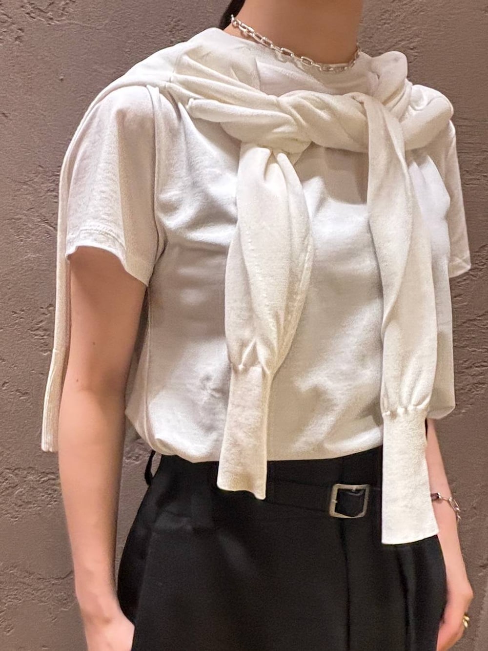 ホワイト系のTシャツ/カットソー、ホワイト系のカーディガン/ボレロ、グレー系のスカートを着用したレディースの夏コーディネートの5枚目の写真