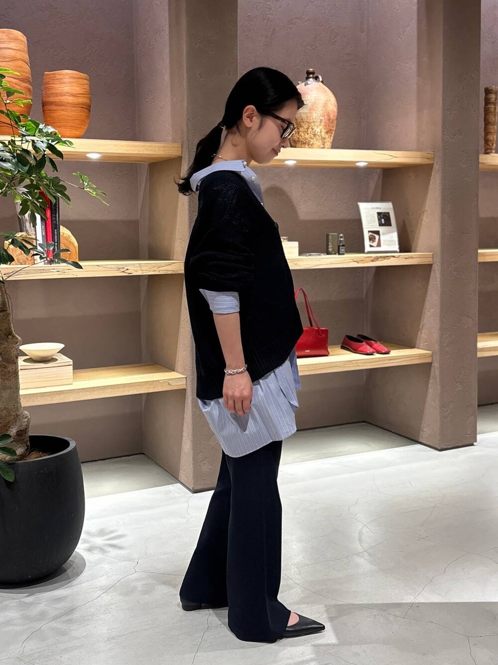 ブルー系のシャツ/ブラウス、ブルー系のカーディガン/ボレロ、ブルー系のその他パンツを着用したレディースの冬コーディネートの3枚目の写真