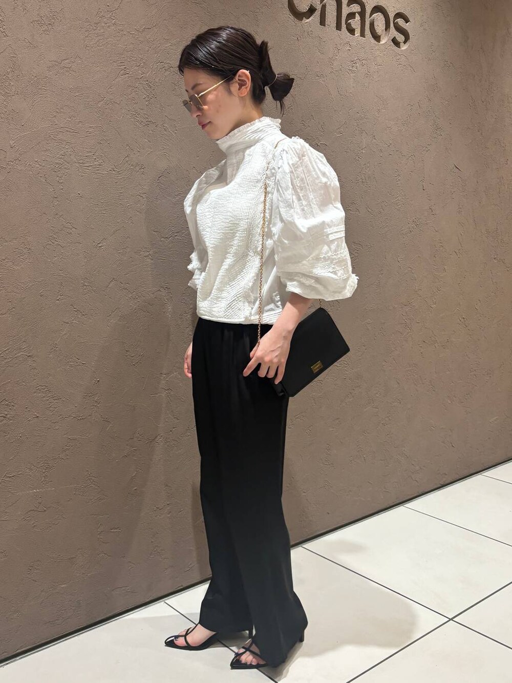 ホワイト系のシャツ/ブラウスを着用したレディースの春コーディネートの2枚目の写真