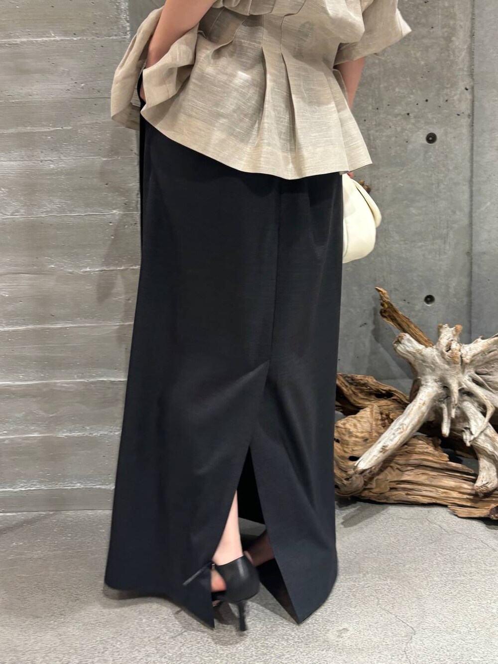 ベージュ系のシャツ/ブラウス、グレー系のスカートを着用したレディースの夏コーディネートの8枚目の写真