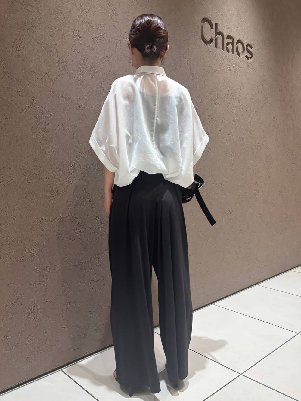 グレー系のその他パンツ、ホワイト系のシャツ/ブラウスを着用したレディースの春コーディネートの3枚目の写真