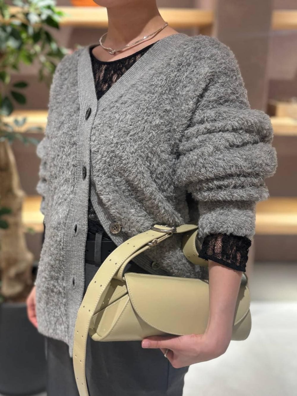 グレー系のカーディガン/ボレロ、ブラック系のTシャツ/カットソー、グレー系のスラックスを着用したレディースの秋コーディネートの5枚目の写真