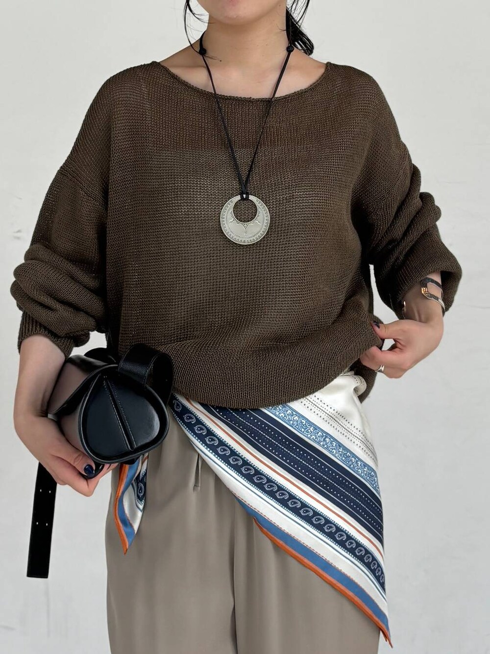 グレー系のその他パンツ、グレー系のネックレス、グレー系のバングル/リストバンドを着用したレディースの夏コーディネートの5枚目の写真