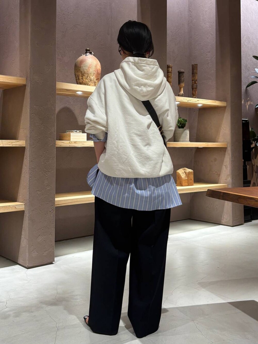 その他のシャツ/ブラウス、ホワイト系のスウェットを着用したレディースの冬コーディネートの3枚目の写真