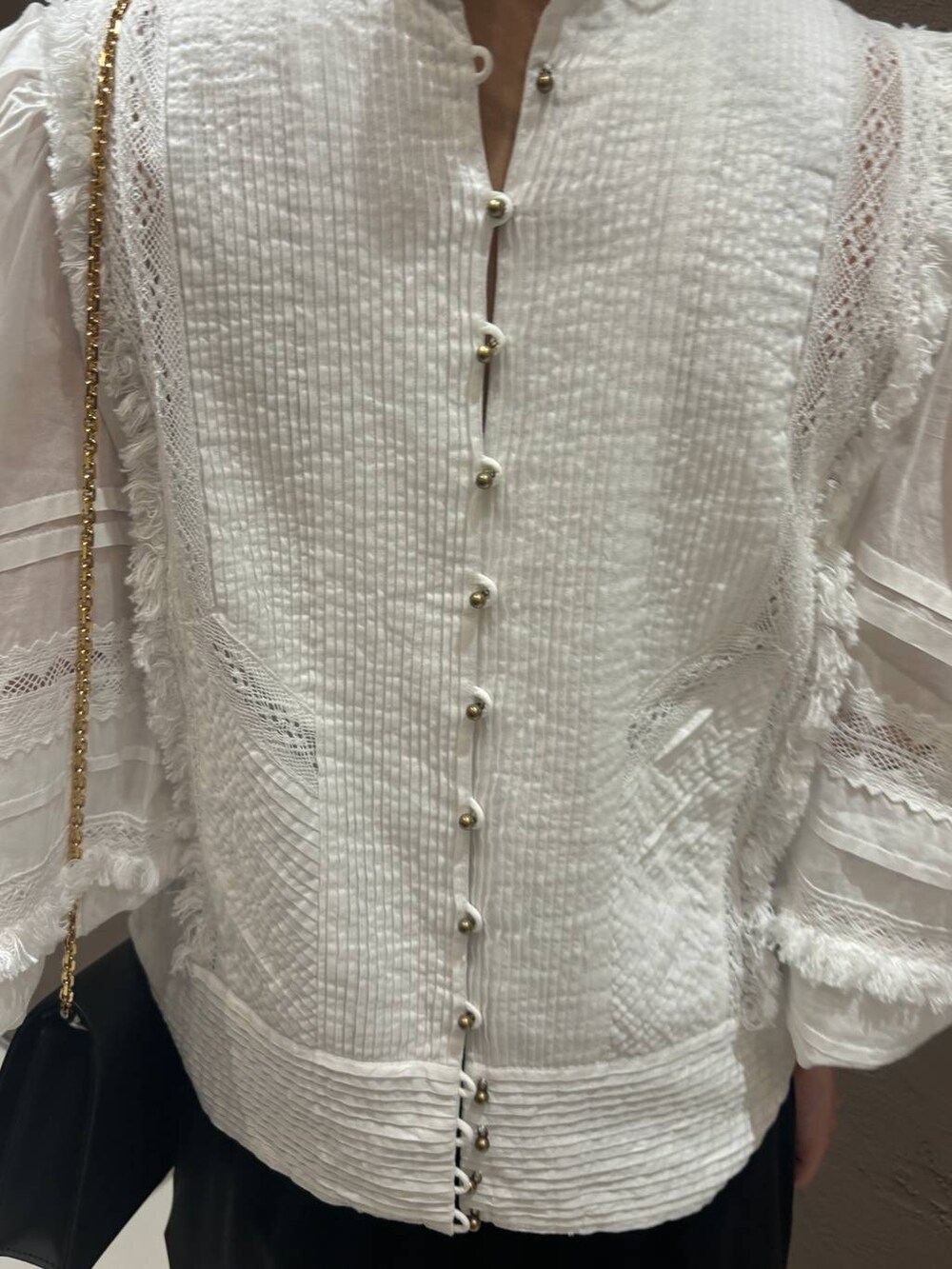 ホワイト系のシャツ/ブラウスを着用したレディースの春コーディネートの6枚目の写真