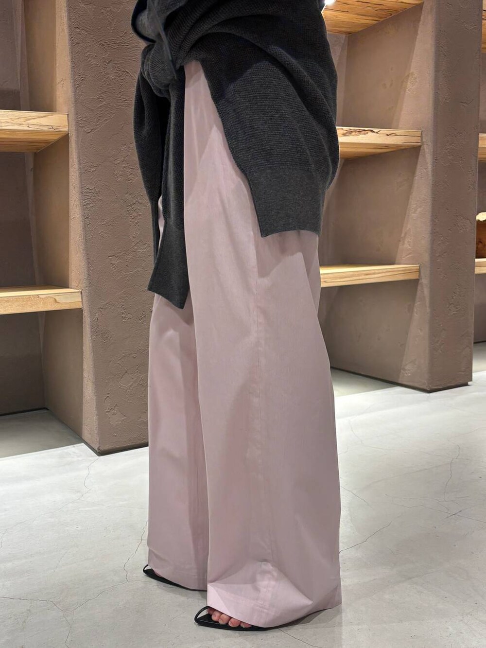 ピンク系のその他パンツ、グレー系のニット/セーター、グレー系のカーディガン/ボレロを着用したレディースの夏コーディネートの8枚目の写真