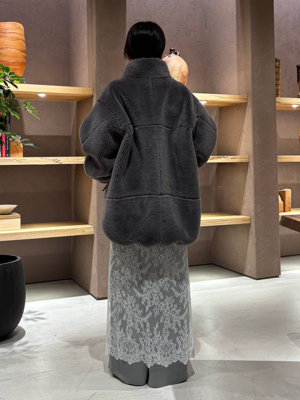 グレー系のスカート、グリーン系のニット/セーター、グリーン系のその他パンツを着用したレディースの秋コーディネートの2枚目の写真