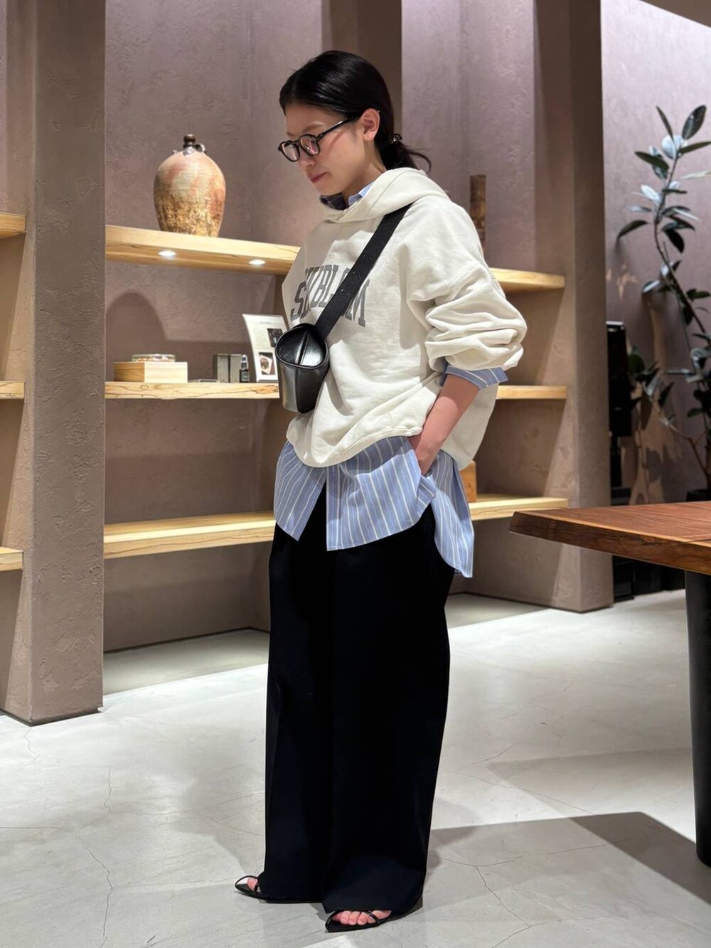 その他のシャツ/ブラウス、ホワイト系のスウェットを着用したレディースの冬コーディネートの2枚目の写真