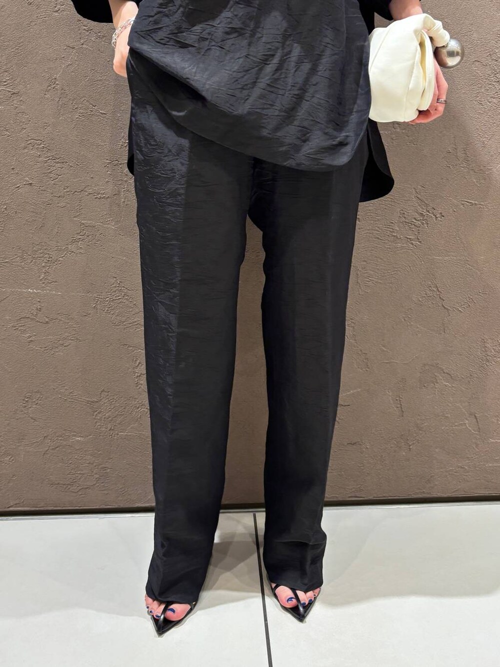 ピンク系のカーディガン/ボレロ、ブラック系のその他パンツ、ブラック系のシャツ/ブラウスを着用したレディースの夏コーディネートの7枚目の写真