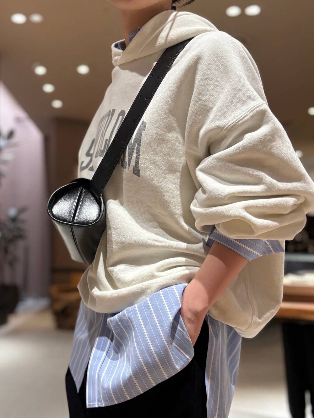 その他のシャツ/ブラウス、ホワイト系のスウェットを着用したレディースの冬コーディネートの5枚目の写真