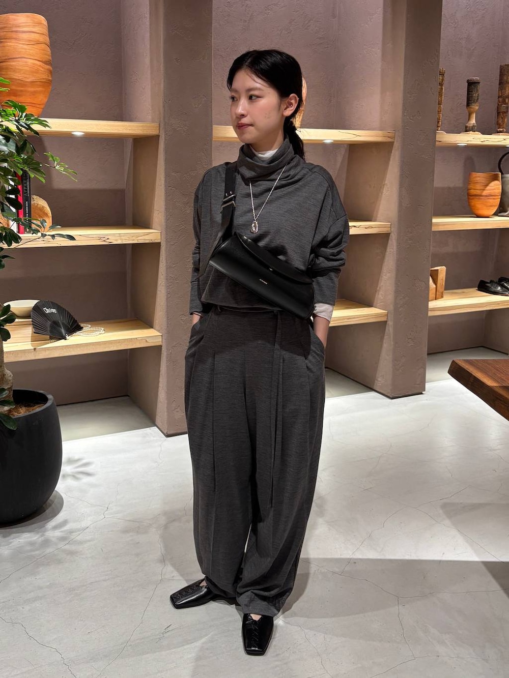 ホワイト系のその他トップス、グレー系のその他パンツ、グレー系のニット/セーターを着用したレディースの秋コーディネートの7枚目の写真