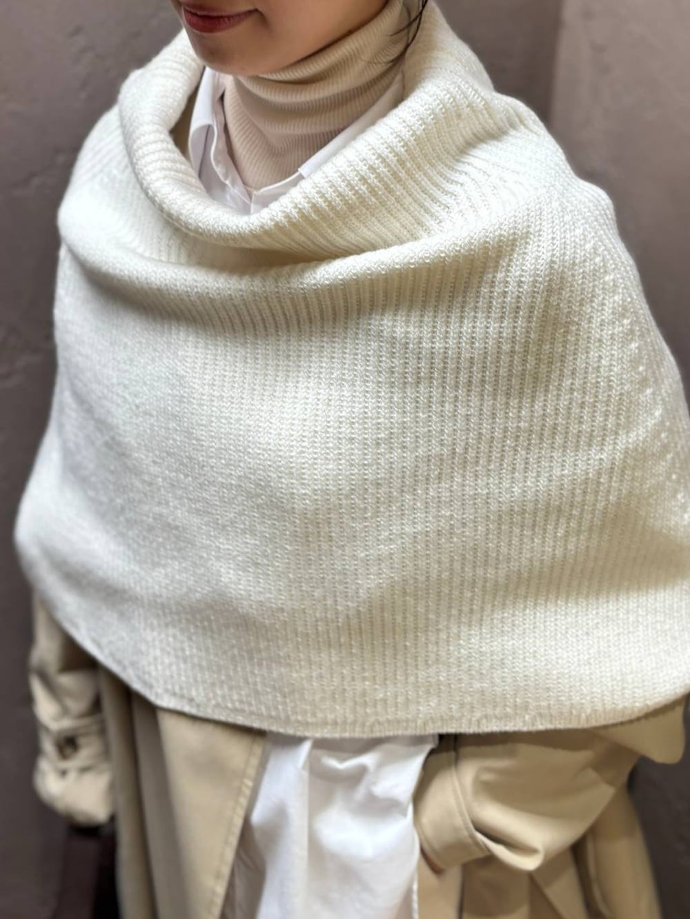 ホワイト系のその他パンツ、ベージュ系のトレンチコート、ホワイト系のストール/ショールを着用したレディースの秋コーディネートの6枚目の写真