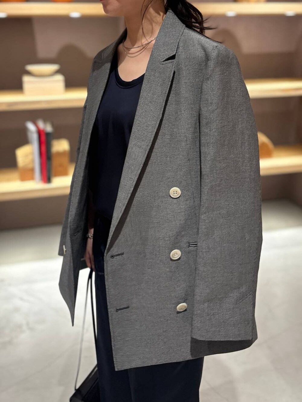 ブルー系のその他パンツ、ブルー系のシャツ/ブラウス、ホワイト系のテーラードジャケットを着用したレディースの春コーディネートの5枚目の写真