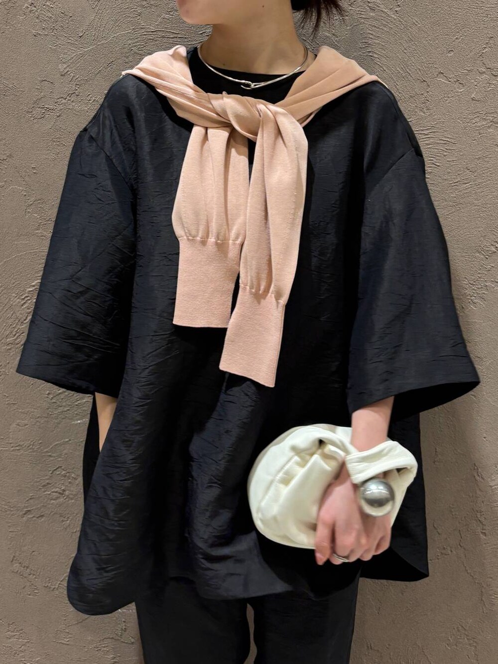 ピンク系のカーディガン/ボレロ、ブラック系のその他パンツ、ブラック系のシャツ/ブラウスを着用したレディースの夏コーディネートの4枚目の写真